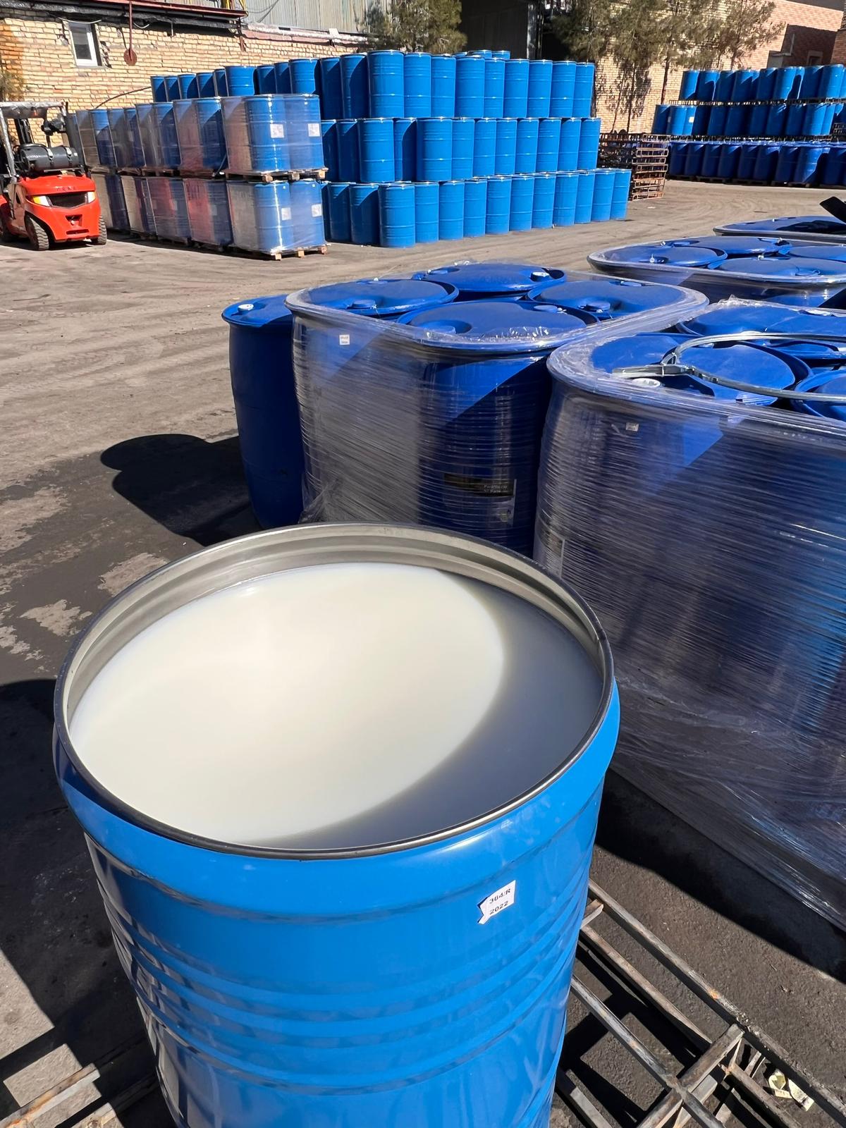 تحليل شامل لمكونات الفازلين الأساسية وأدوارها الرئيسية في منتجات العناية بالجلد والتطبيقات الصناعية، بما في ذلك الزيت المعدني، والبتروليتوم، والشموع المختلفة، وفيتامين "إي". يوضح كيف تساهم هذه المكونات في التكوين المتماسك والمرن للفازلين وخصائصه الوظيفية المتنوعة.